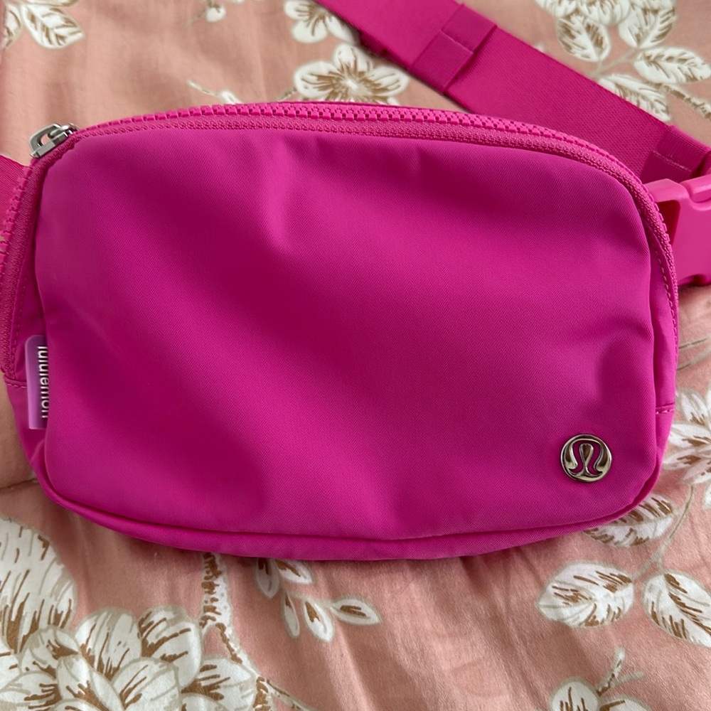 Lululemon Everywhere Belt Bag 1L Sonic Pink